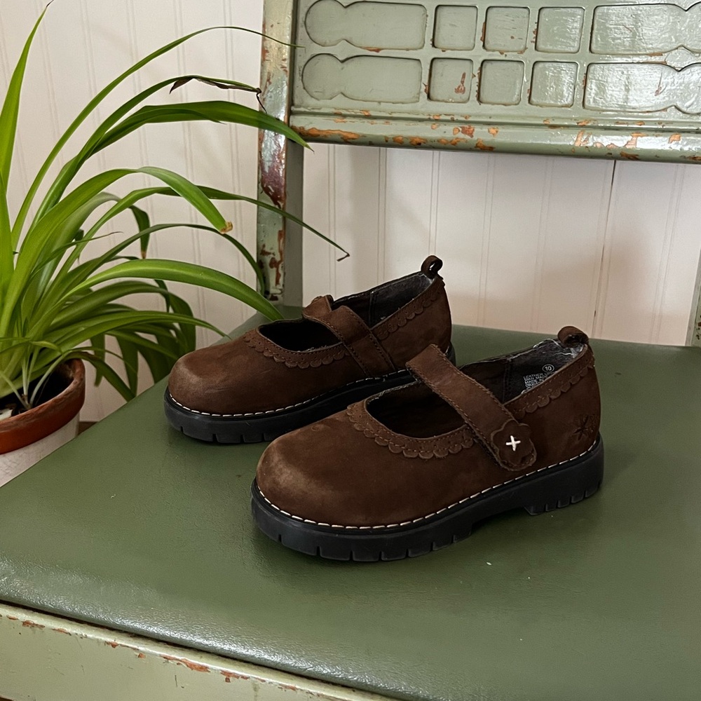 Genuine Kids from Oshkosh size 10 girls genuine suede leather Mary Janes, brown